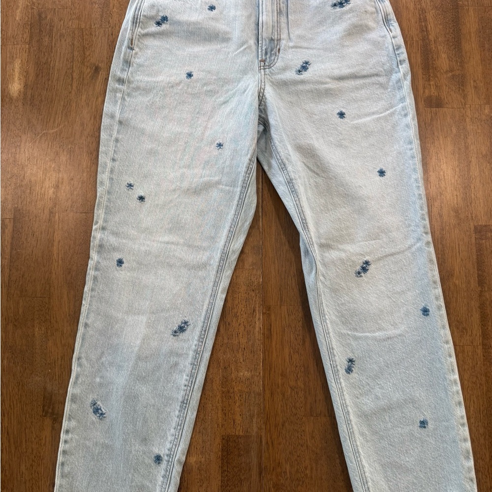 American Eagle Light Wash Embroidered Mom Jeans | High Rise | Size 6